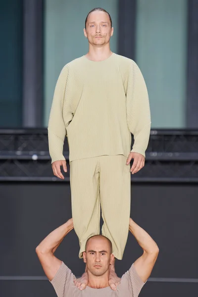 Look 16